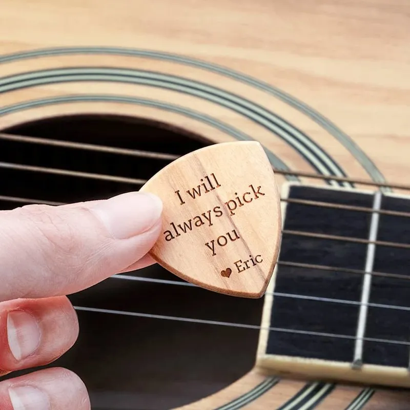 Benutzerdefinierte Valentinstags-Holzplektren, einzigartige, personalisierte, gravierte Gitarrenplektren mit Ihrem Text, Vatertagsgeschenk 220707