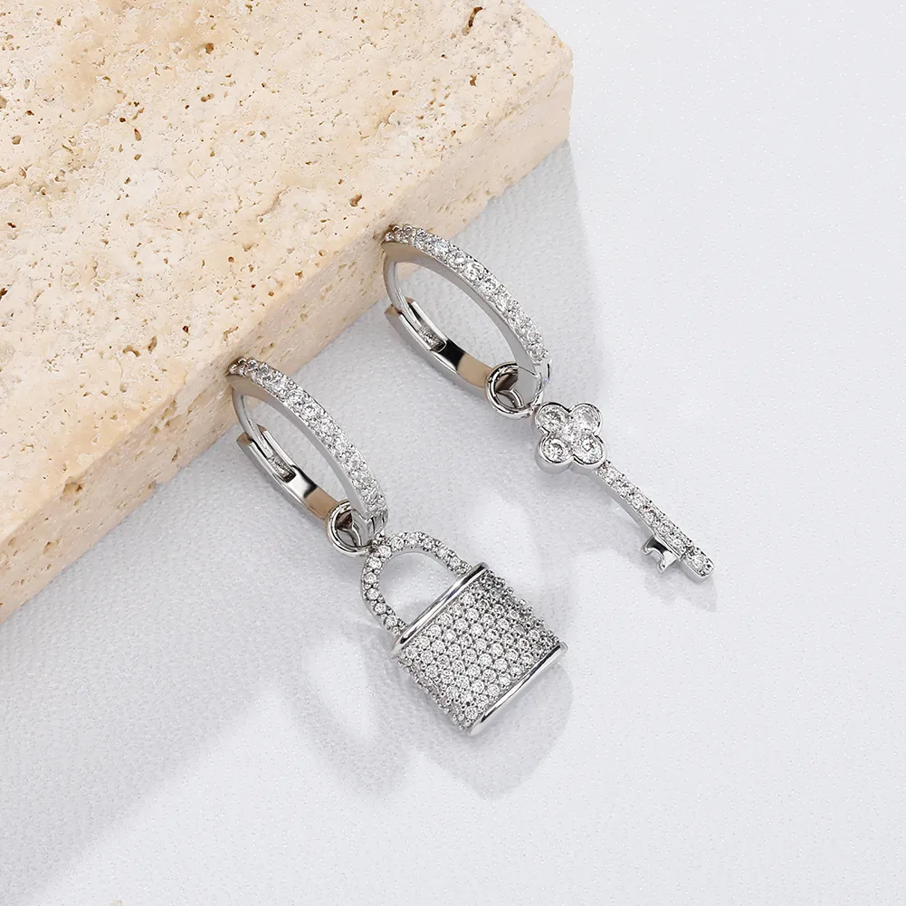 2022 NIEUW Fashion Lock en Key Drop Couple oorbellen voor vrouwen Bling White CZ Zirkon Stone Dange Earring Studs Iced Micro Pave Cubi7208292