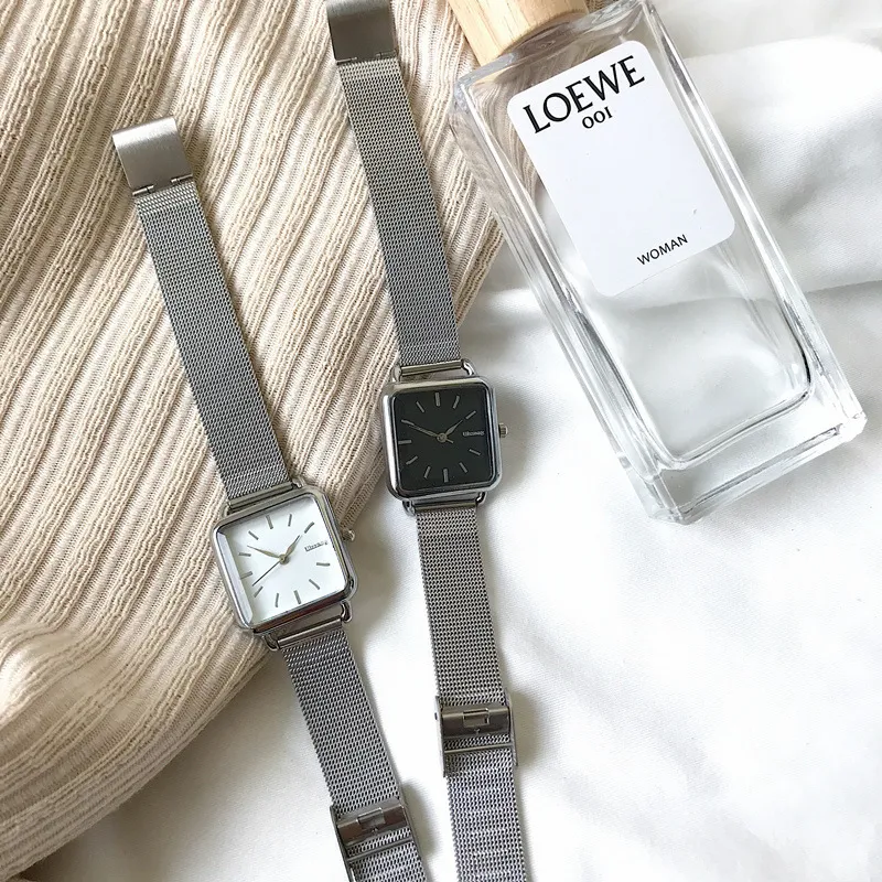 Kvinnor Fashion Square klockor minimalistisk design Ladies Quartz WRSitwatches Ulzzang Gold Silver Rostfritt stål Mesh Strap Clock 220287Z