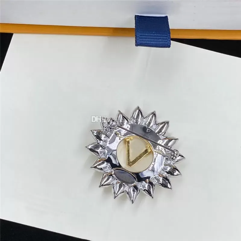Designer Brosch Pins Diamond Circularity Flower Brosches Kvinnor smycken Luxury Elegant Brosches Womens Fashion Brooch Pin Mens Gift217f