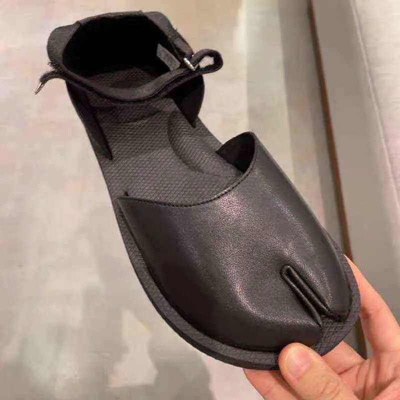 Robe chaussures 2022 nouvelle mode chaussures à bout fendu sandales à fond plat femmes boucle en métal plate-forme mocassins talons hauts 220324