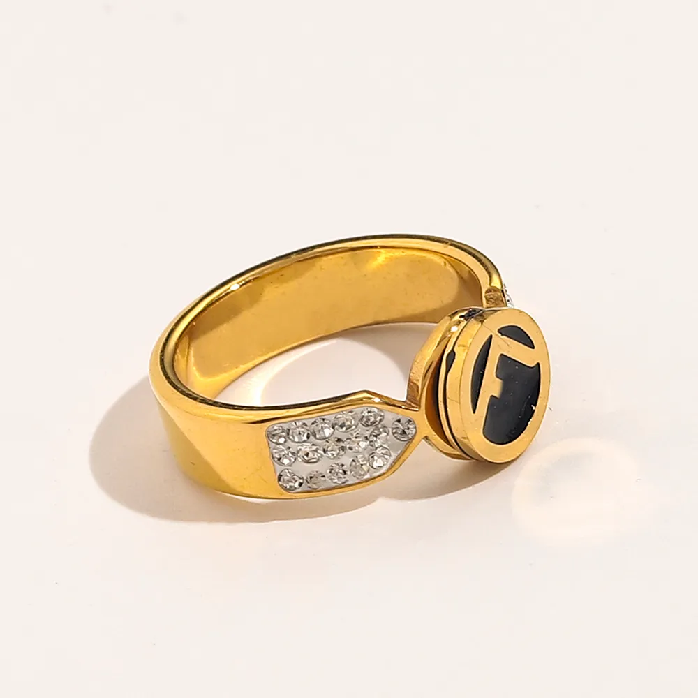 Unik lyxsmyckesdesigner ringer kvinnor bokstav 18k guld pläterad rostfritt stål diamant ädelstenar ring fin finger ring kärlek bröllop 221r