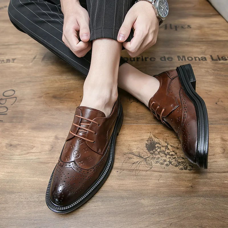 Casual Fashion Brog Shoes Men Pu Color Couleur britannique Hollow Scolted Point Toe Lace Classic Cought confortable Wear HM4091546469