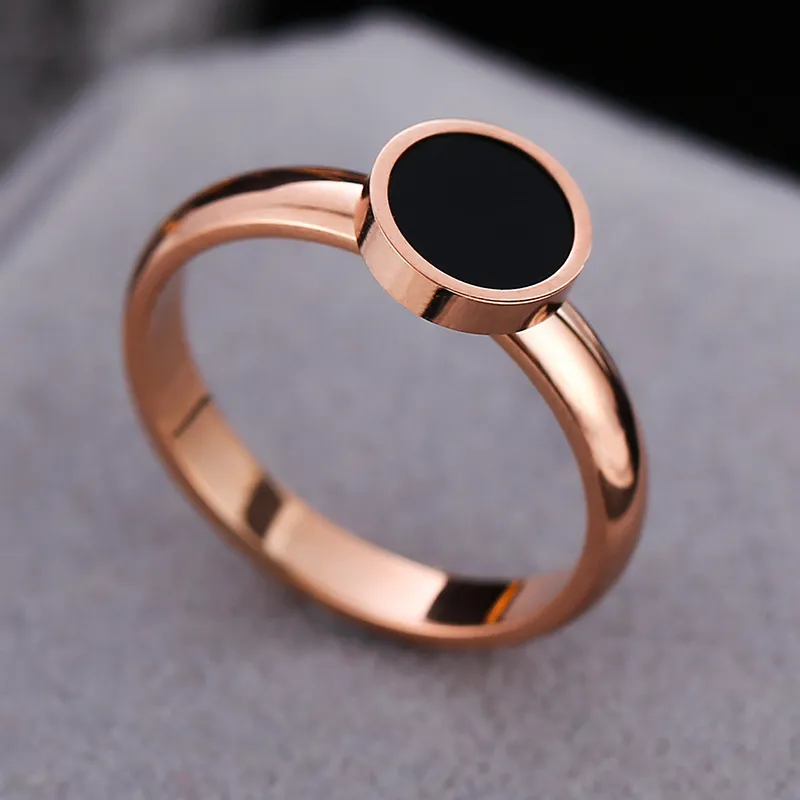 Cincin Titanium Asli Premium Lapis Emas Bentuuk Bulat Bahan Warna Hitam okrągła czarna powłoka błyszcząca tytanowa stalowa pierścień Rose Gold Do4136304