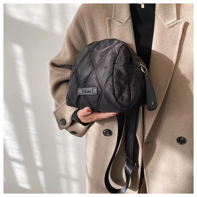 Женщины нейлоновые стеганые вместительная черная сумка леди милые зимние тенденции смартфон необходимый портативный Zippy повседневная сумка через Chrosebody 220401
