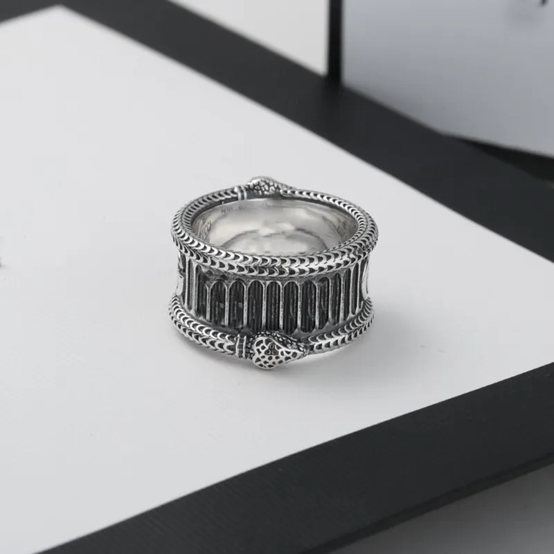 Fashiom Designer Anelli uomo Lettera Anello in argento Retro fidanzamenti le donne Designer di anelli Ornamenti di gioielli Nuovo 22061103R