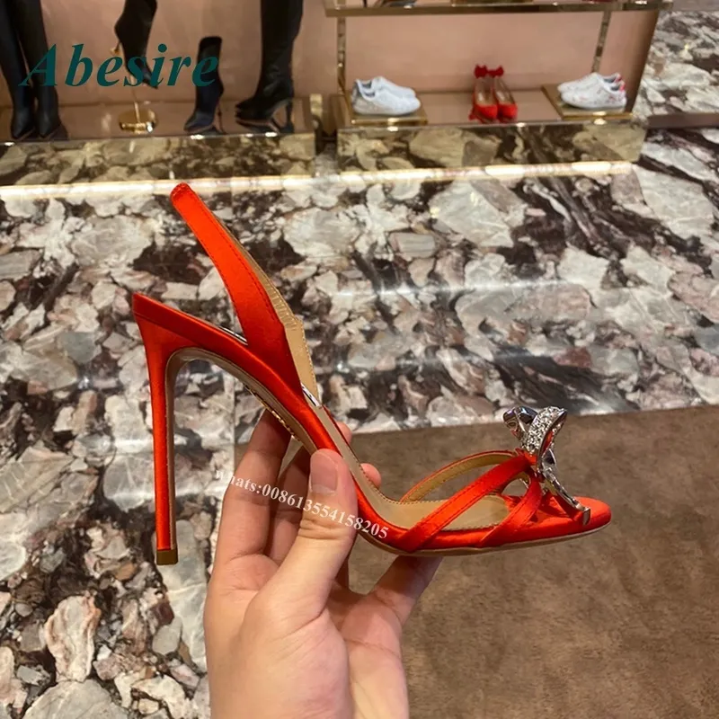 Кристаллические атласные шпильки сандалии летняя бренда женская обувь бабочка узел узел для лодыжки на высоких каблуках Сексуальные черные 220516