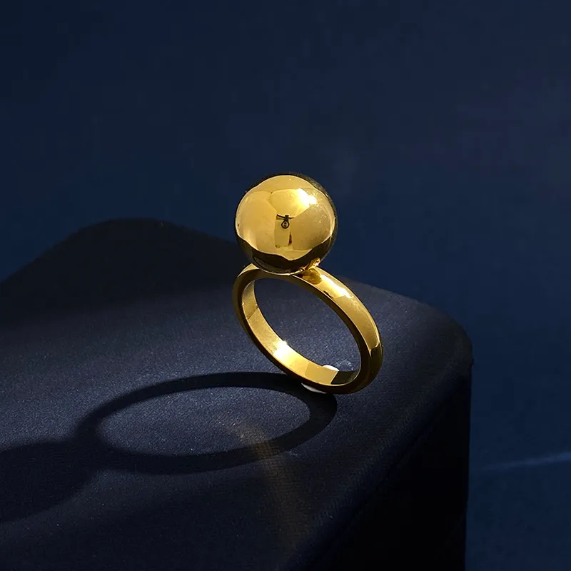 Ny glansig bolldesign Simple Fashion Ring Titanium Steel Par Hela smycken6784434