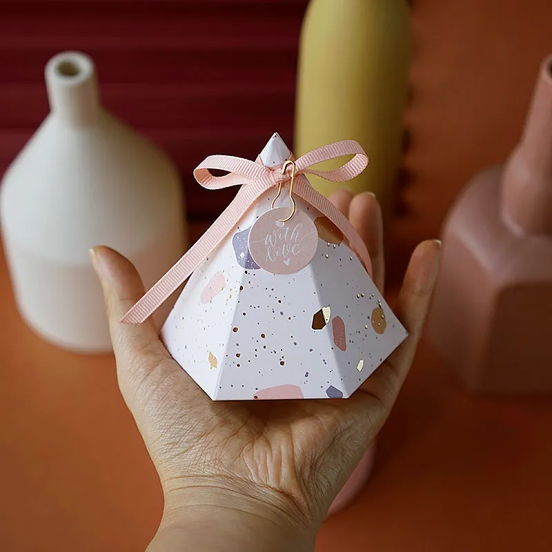 Caja de regalo Pirámide Favores de boda Dulces Baby Shower Papel de chocolate con cinta Embalaje pequeño para regalos 220427