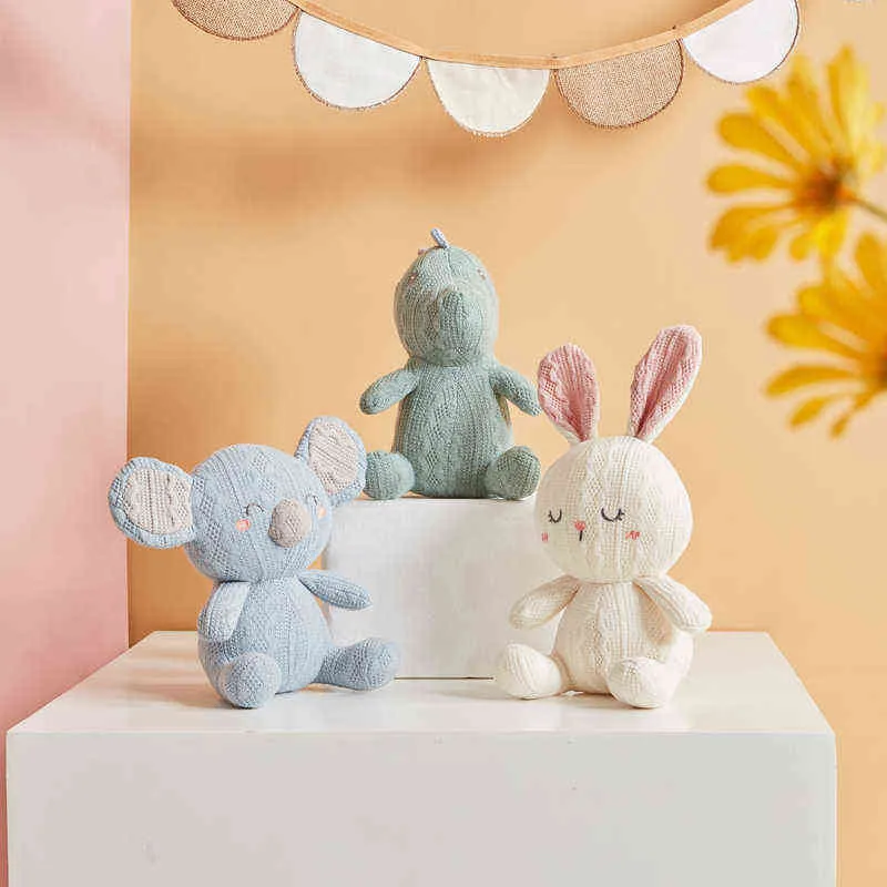 Stickat vackra djurplyschleksaker Super Soft Cartoon Filled Dino Elephant Pig Rabbit Koala Dolls For Children Baby Doll Home Decor J220704