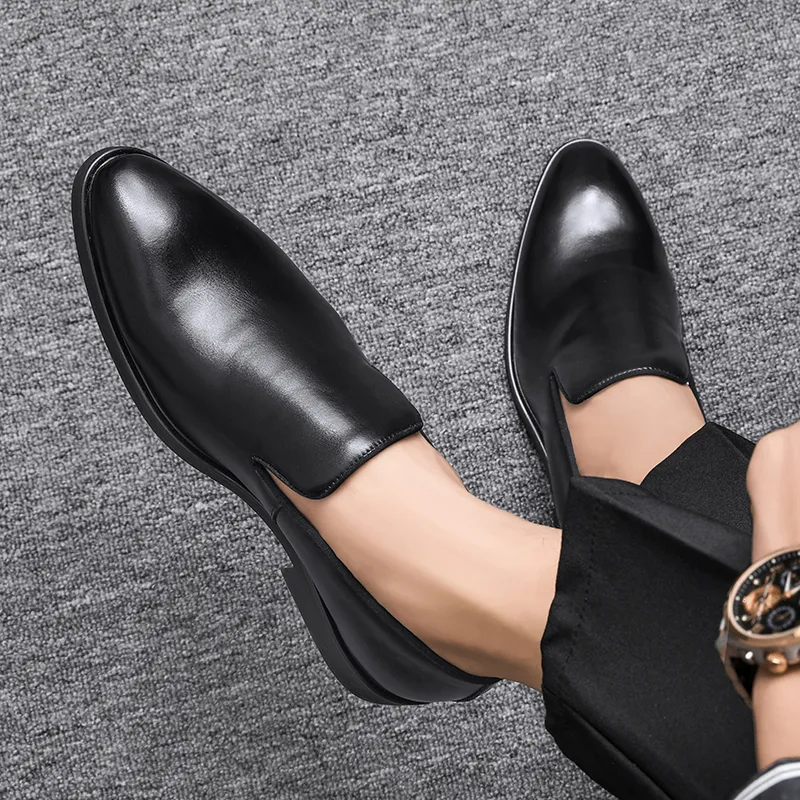 Klassiska loafers män skor pu läder fast färg mode mångsidig enkel spetsig tå platt casual business klänningskor dh997