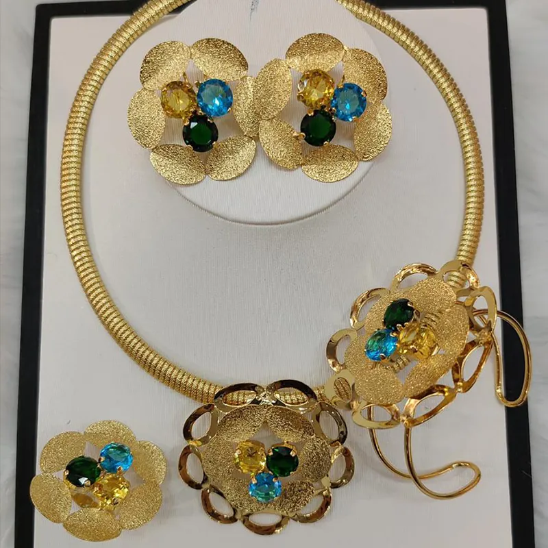 Set di gioielli di moda le donne Collana di orecchini di cristallo da sposa da sposa African Dubai Bracciale con anello color oro gioielliere 220810