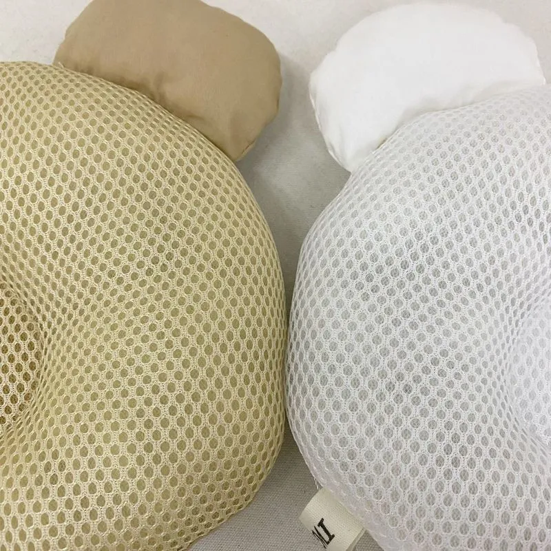 Travesseiro de bebê ergonômico para nascidos travesseiros de algodão em malha de ar de ar de ar de ar respirável para evitar a decoração da sala de bebê de cabeça plana