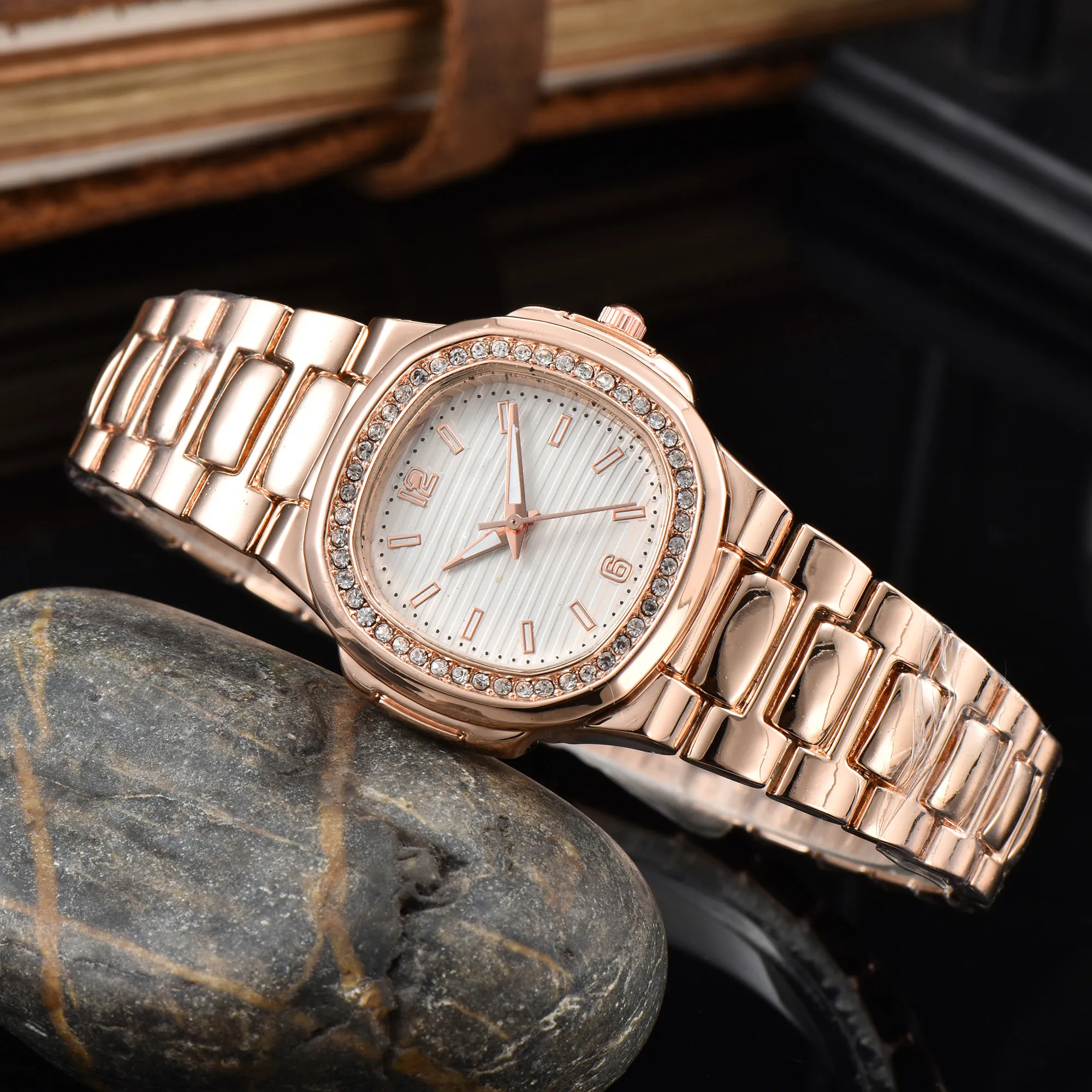 Diamant Femmes Montres Pierre Cas Robe Montre Or Rose Mouvement À Quartz Bijoux Fermoir Montre-Bracelet Conception Bonne Qualité Splash Waterpr241s