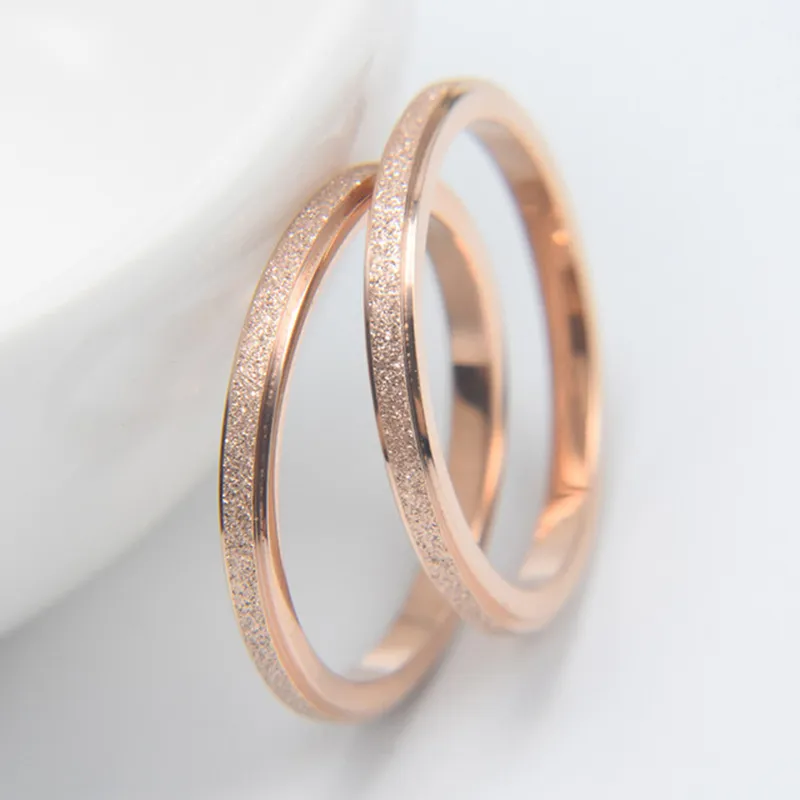 Стуть высококачественные модные простые скрабы из нержавеющей стали кольца женские кольца 2 мм шириной розовый золотой подарок для девочек ювелирные изделия 220719