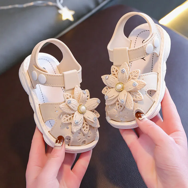 Tatlı prenses sandalet yaz çocukları moda kapalı ayak parmakları yumuşak kız pembe çiçek çocuklar çırpı düğmesi düz gündelik kaymaz 220623