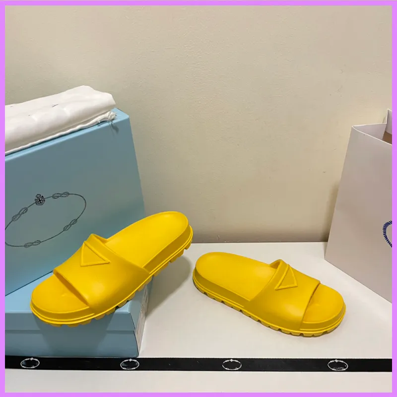 Kadınlar Yaz Terlik Tasarımcı Ayakkabı Yeni Bayan Sandalet Üçgen Harfler Toprak Renk Çevirme Flop Ayakkabı Terlik Severler TPU Erkek Ayakkabı D224097F