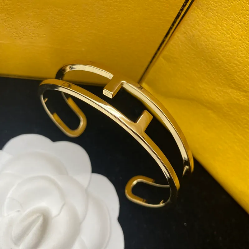 Braccialetto d'amore di design semplice Bracciale rigido in oro Bracciale con lettera F classica le donne Collana di gioielli con ciondoli moda donna 2207085XQ