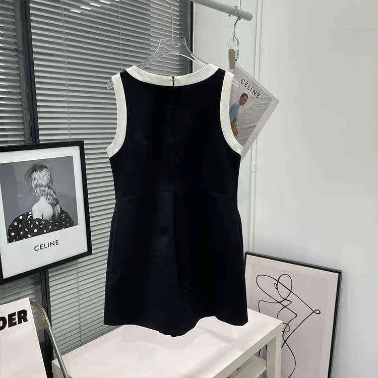 spring and summer black white contrast color temperament Hepburn style U-neck sleeveless vest one-piece