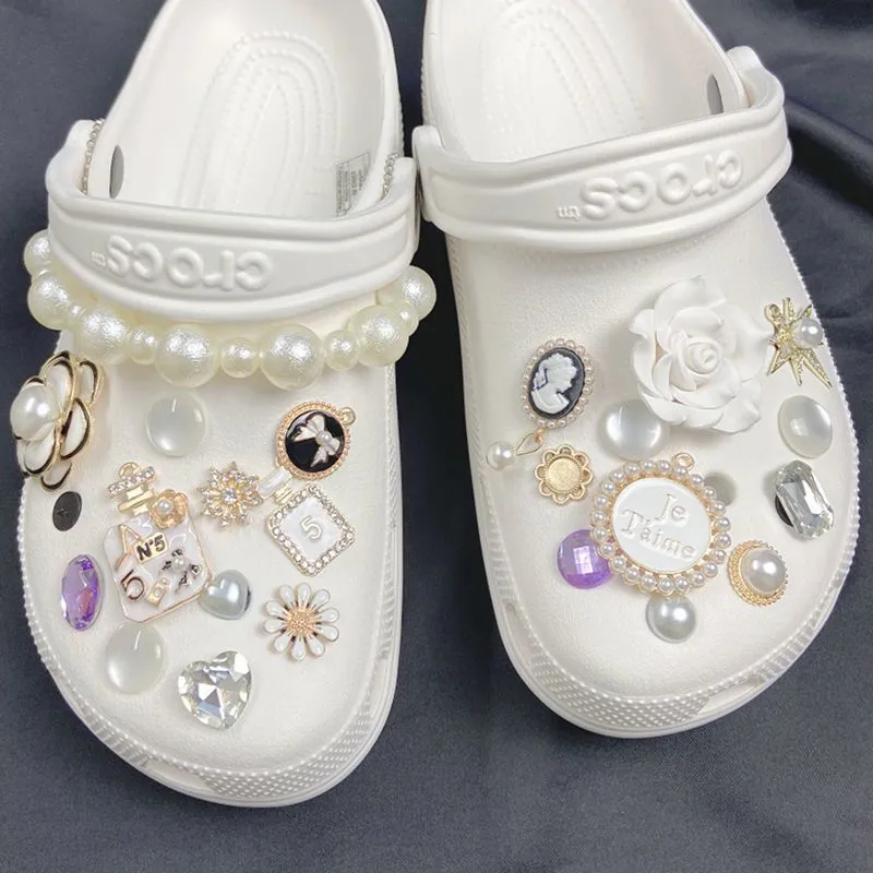 Women Sandals Designer Croc Charms Gemstone Cool Kwaii обувь украшения жемчужные металлические аксессуары 220720