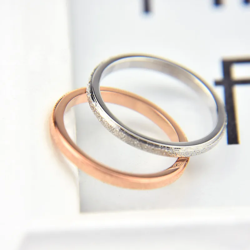 Slå högkvalitativ mode enkel skrubba rostfritt stål kvinnors ringar 2 mm bredd rosguld färg finger gåva för tjejsmycken 220719
