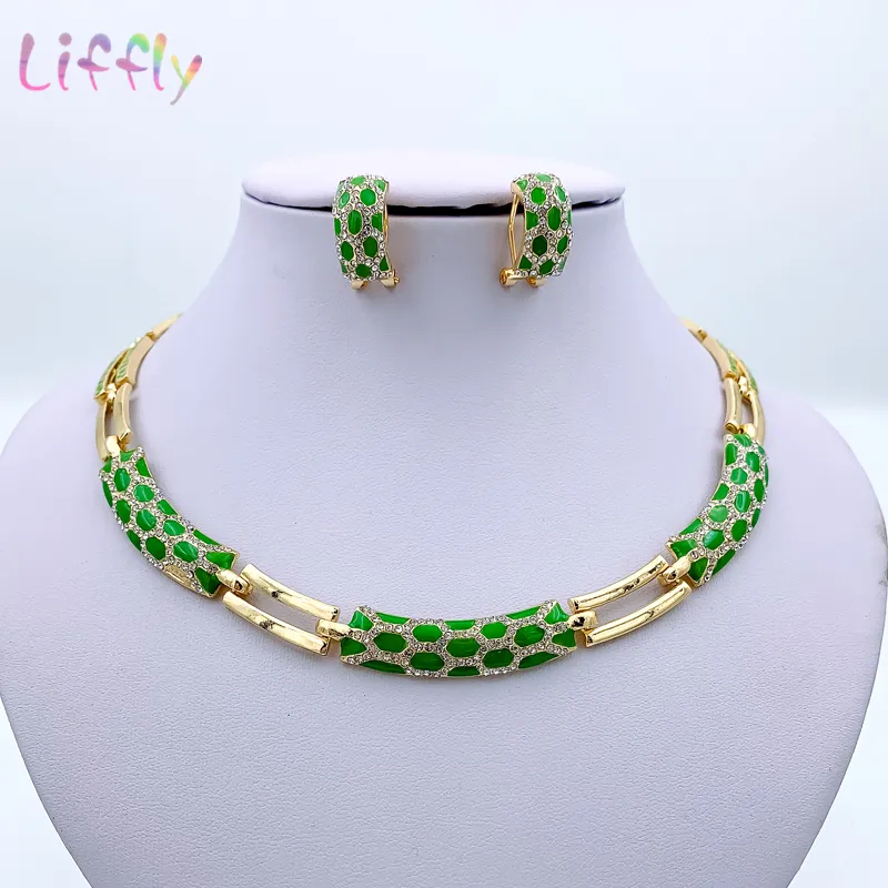 Dubai Womens smycken Fashion Green Necklace Armband Bankett Eleganta kvinnorörhängen Ring Crystal Set 220812