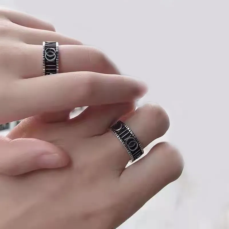 Designer de alta qualidade extravagante G anel de aço retro carta de aço inoxidável c anéis de prata moda promessa margarida para mulheres homens wed254p
