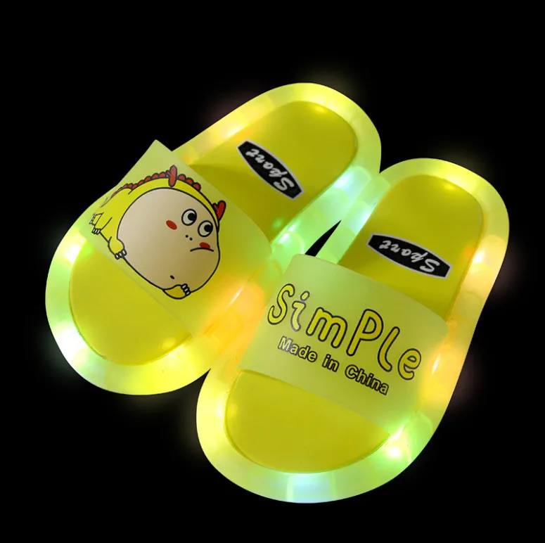 أحذية Luminous Jelly Summer Childrens LED Slipper Girls Slippers PVC Nonslip Beach Sandals Kids Home Bather Blue 220621