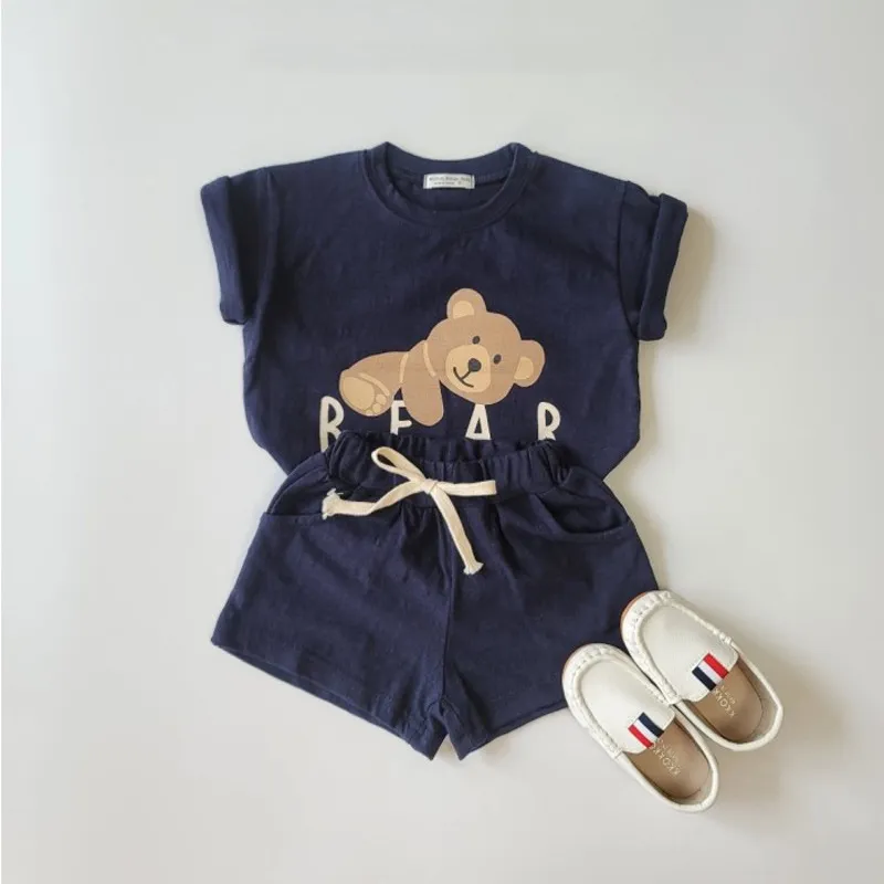 Vestiti del bambino del bambino di estate messi T-shirt di modo del modello dell'orso del fumetto del ragazzo + pantaloni di scarsità casuali del cotone del capretto vestito 220425