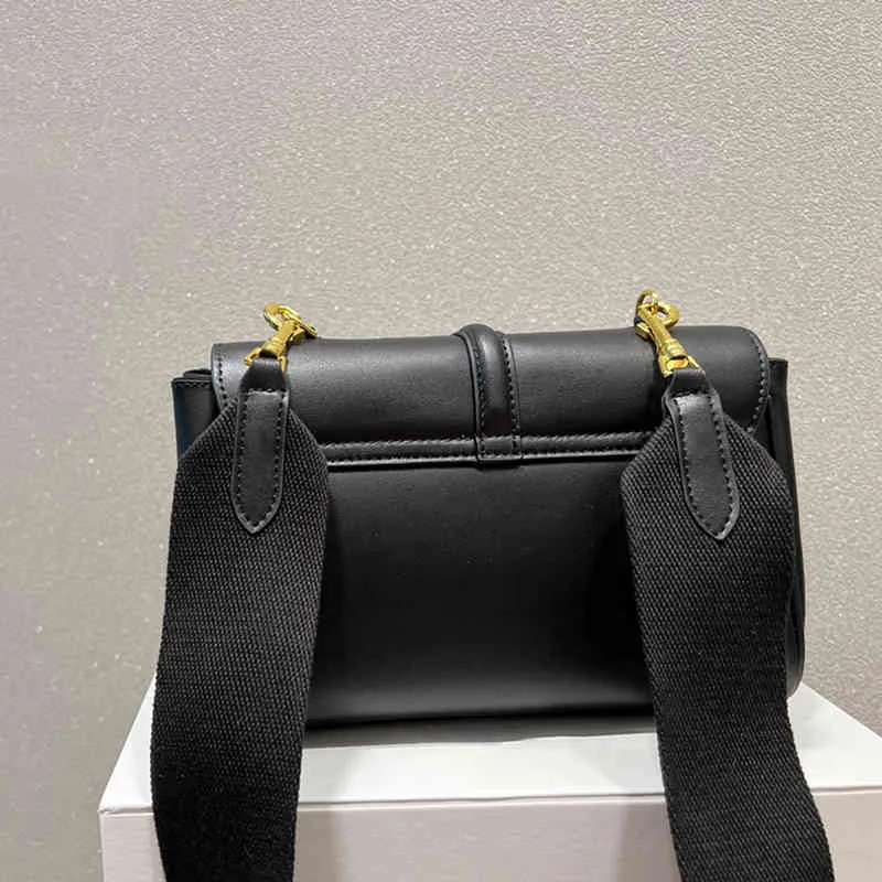 Kvällspåsar axelväska designer handväska kvinnor lyx läder crossbody väskor damer trend bred rem messenger 220726