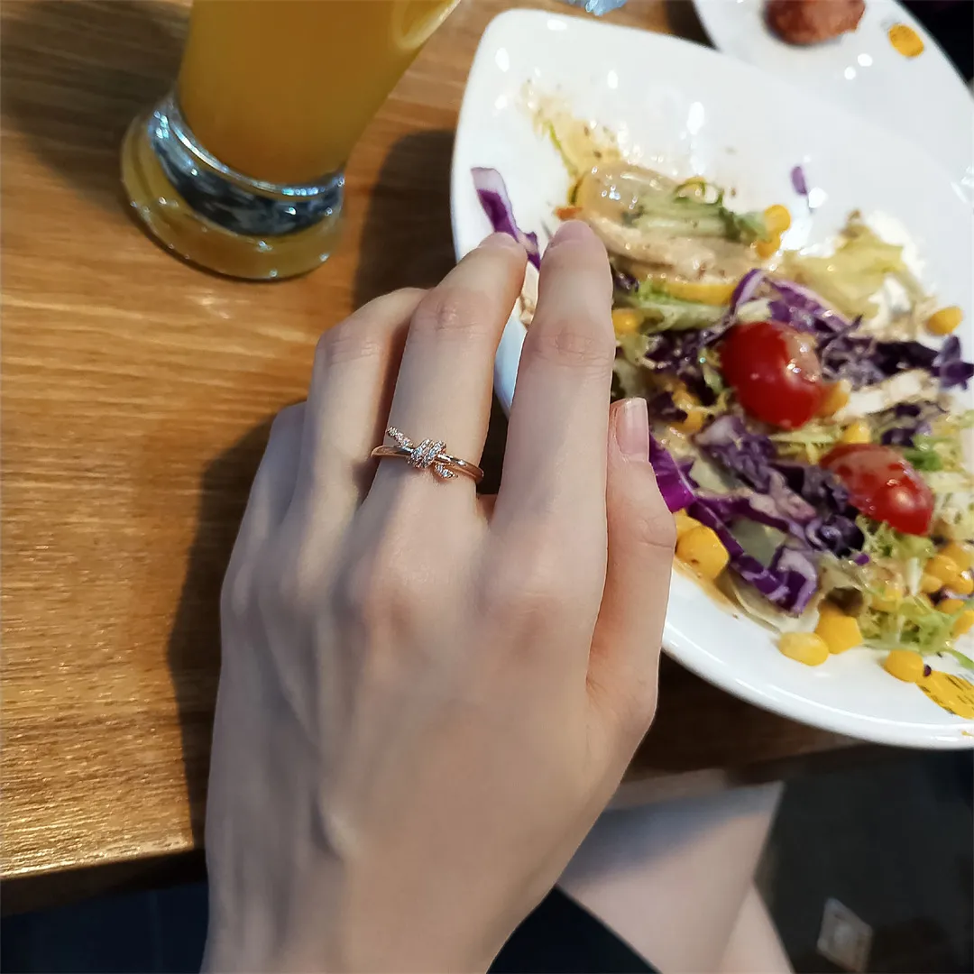 Nowy Hot Rose Gold Wink Pierścień S925 Srebrny ropetwiste palec wskazujący Pierścień Codzienny modele Damentyna Diamond Wedding Style Style