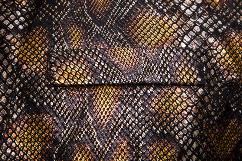 Blazers de bronce dorado Trajes para hombres Llegada de lujo 3D Estampado de piel de serpiente Chaqueta de diseñador Blazer Homme Hombres Chaquetas de rendimiento de escenario 220409