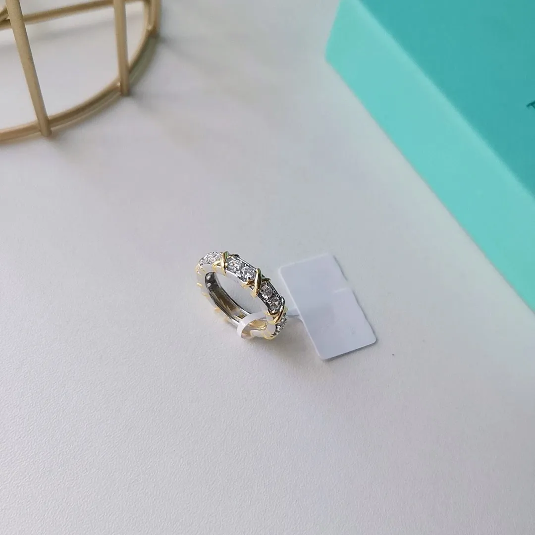 Steine Ring handgefertigter Schmuck Gold Halskette Set Diamant Kreuz Anhänger Armband Blume Diamant Designer Frauen Paar Modeuhr 323p