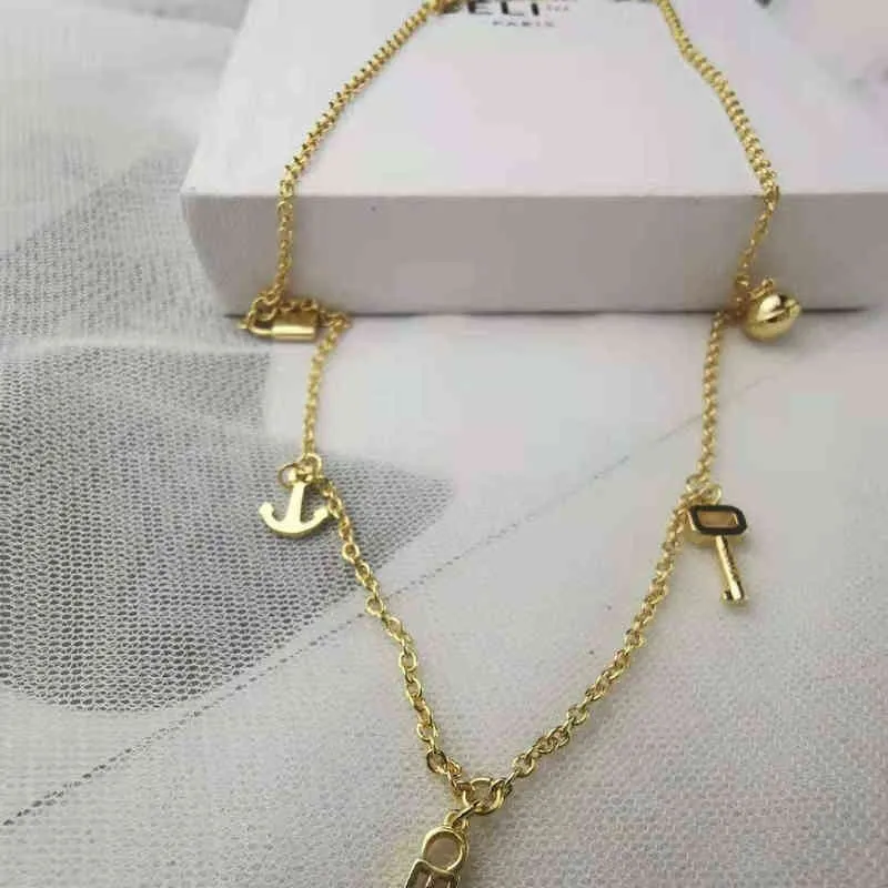 Novo designer de designer de trava letra de letra de cabeça feminina âncora de bola dourada pendente de bola de alto senso Temperamento Tassel Clavicle Chain