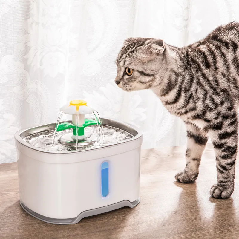 Fonte automática de água do gato do animal de estimação 2.4L com diodo emissor de luz do cão de USB elétrico que bebe o distribuidor 220323