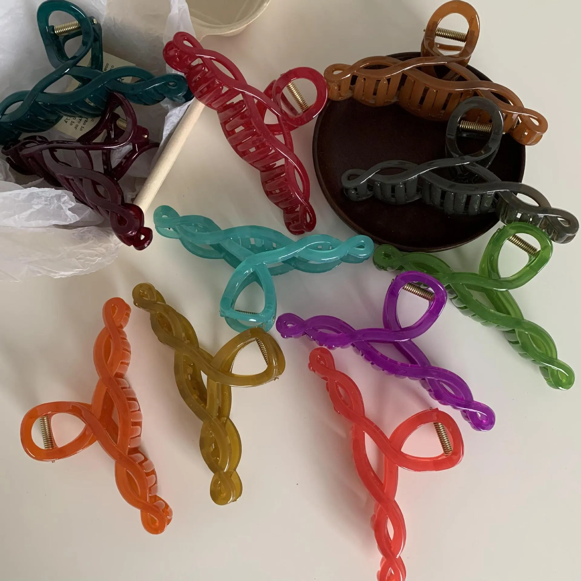 النسخة الكورية من اللون البسيط Candy Color 13cm Twist Twist Hair Claw للفتيات الأنيقة Plastlic Shark Clip