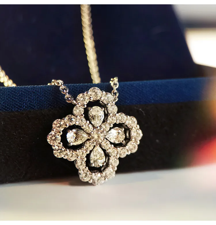 Luxury Full Diamond Four Grass Necklace Design Nicchia Design Super Flash imitazione Moissanite Flower Flower Clavicle Chain Femmina femmina