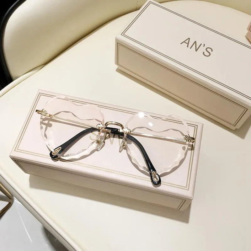 Solglasögon älskar hjärtformad kvinnor märkesdesign 2022 Rimless Cat Eye Frame 90 -tals solglasögon Clear Lens Gradient Shades Gift S335209J
