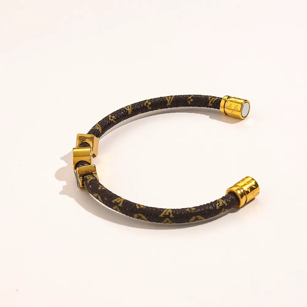 Nuovi braccialetti di stile Bracciale da donna Designer Lettera Gioielli Ecopelle Bracciale in acciaio inossidabile placcato oro 18 carati Regalo di nozze da donna327M