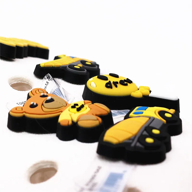 Yowly PVC Sarı Kamyon Ayakkabı Charms Sandalet Aksesuarları Sevimli Ayı Lolipop Ayakkabı Dekorasyon Croc Jibz Çocuklar Parti X-Mas Hediyeler Için