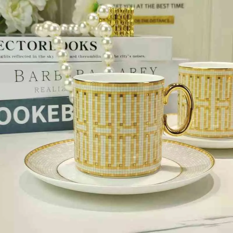 2022 Juego de taza y platillo de café con mosaico de lujo de nuevo estilo con Handel dorado Taza de té de la tarde de capuchino de cerámica Juego de 2 tazas de café Y300F