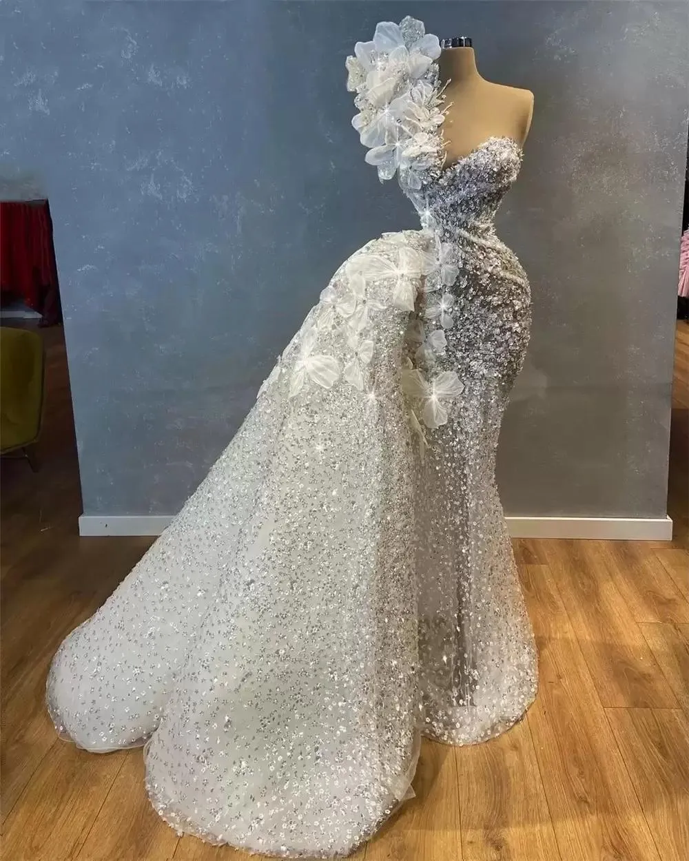 2022 Sparkly Lantejoulas Sereia Vestidos de Casamento Uma Alça de Ombro Sem Mangas Flores Artesanais Custom Made Formal Ocasião Wear Plus 282B