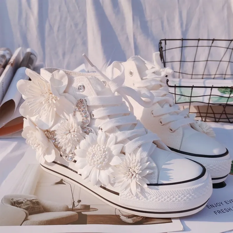 Original Butterfly Flower Hightop Canvas Shoes Sweet Laceup Womens Shoes White Inner höjd Ökande vulkaniserade skor 220812