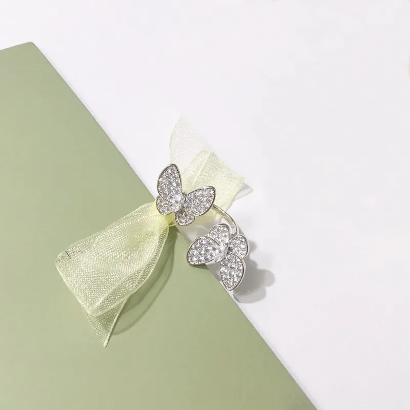 ヨーロッパアメリカのファッションリングレディーマシュット設定カラーダイヤモンド18kゴールドフィンガーリング間の2つの蝶4色296J