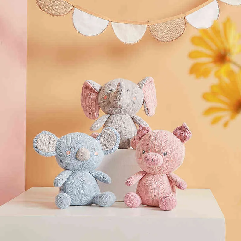 Stickat vackra djurplyschleksaker Super Soft Cartoon Filled Dino Elephant Pig Rabbit Koala Dolls For Children Baby Doll Home Decor J220704