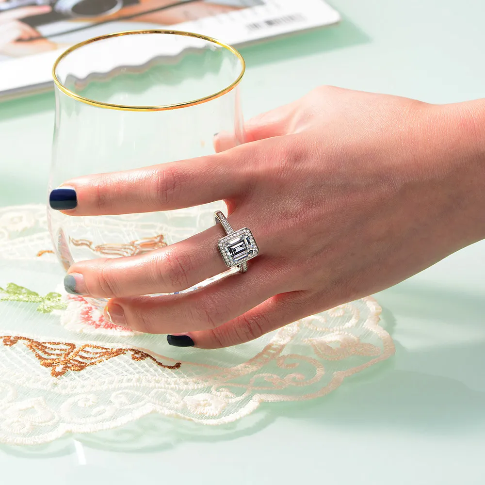 Emerald cortou o anel de noivado de anel de safira clássica