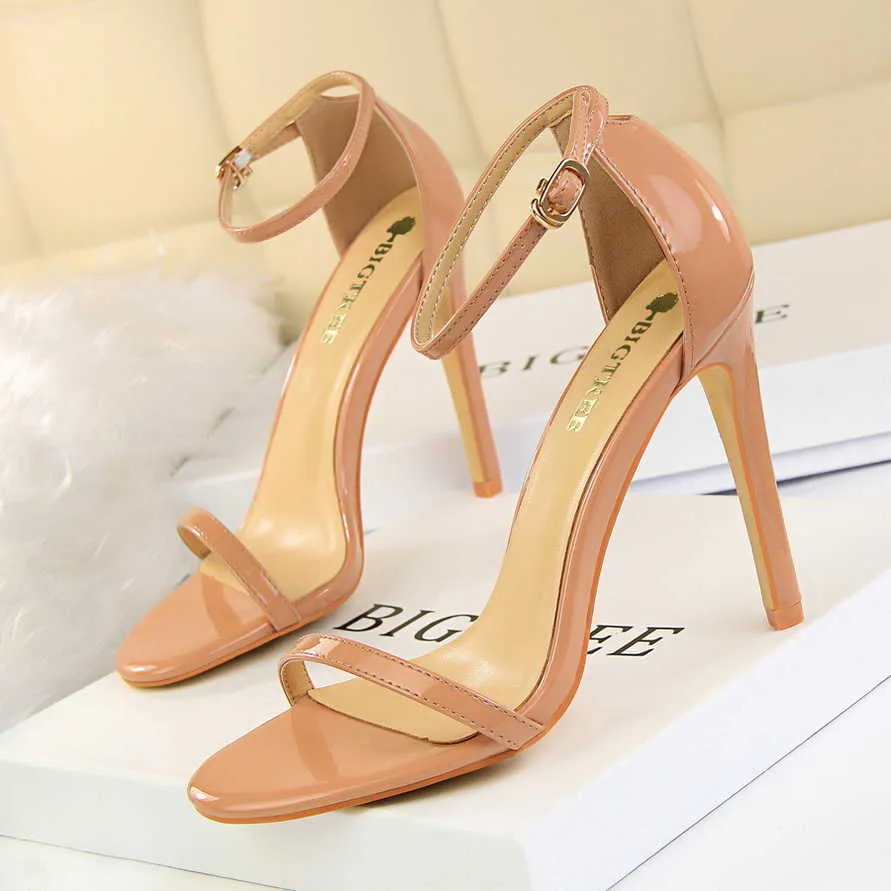 Bombas de diseñador de lujo clásico Sandalias atractivas Mujeres Tacones altos delgados Sandalias de punta abierta Mujer Bomba de dama zapatos hermosos