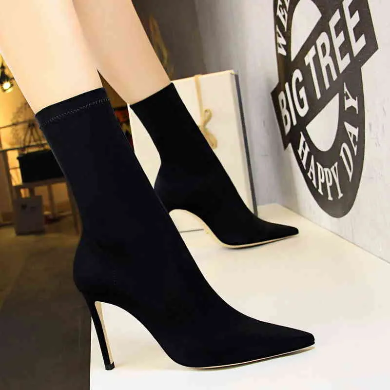 2022 Mulheres 10 cm de altura Botas de meias de seda fêmea Botas curtas de tornozelo de tornozelo Lady Stripper Inverno pontão de designer gótico Sapatos Y220707