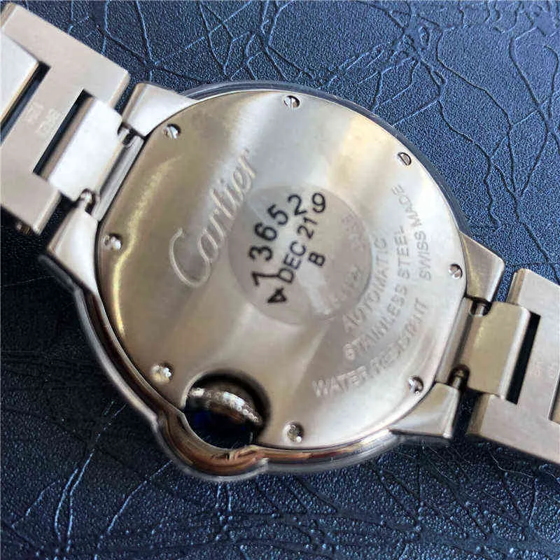orologio da polso di lusso C presenta firma