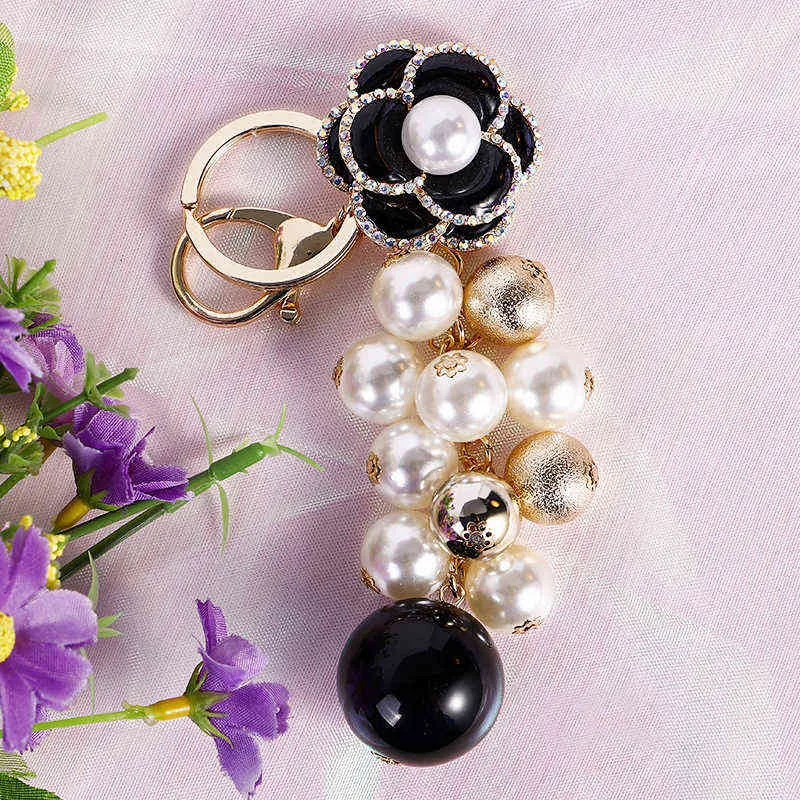 Crystal Camellia Keychain Luxury Jewelry Pearl Pendant Bag Decoration Pearl Chian Camellia Keychains For Woman AA220318